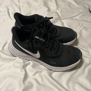Women Nike revolution 5 size 8